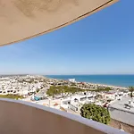 Con Vistas Al Mar Y Al *